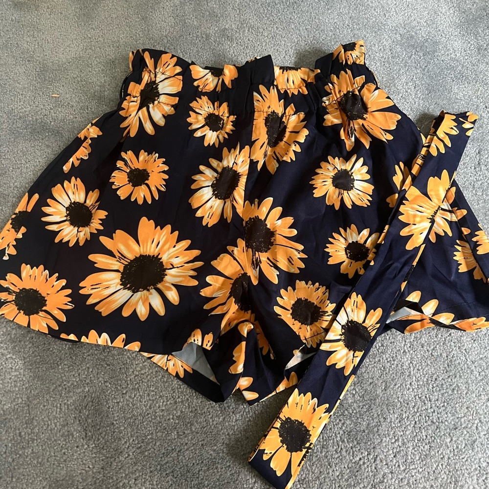 SHEIN navy blue sunflower shorts with little belt